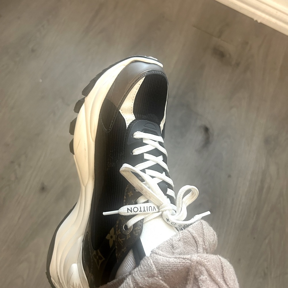 Just sharing the comfort of this shoe! My 2nd pair and I highly  recommend !